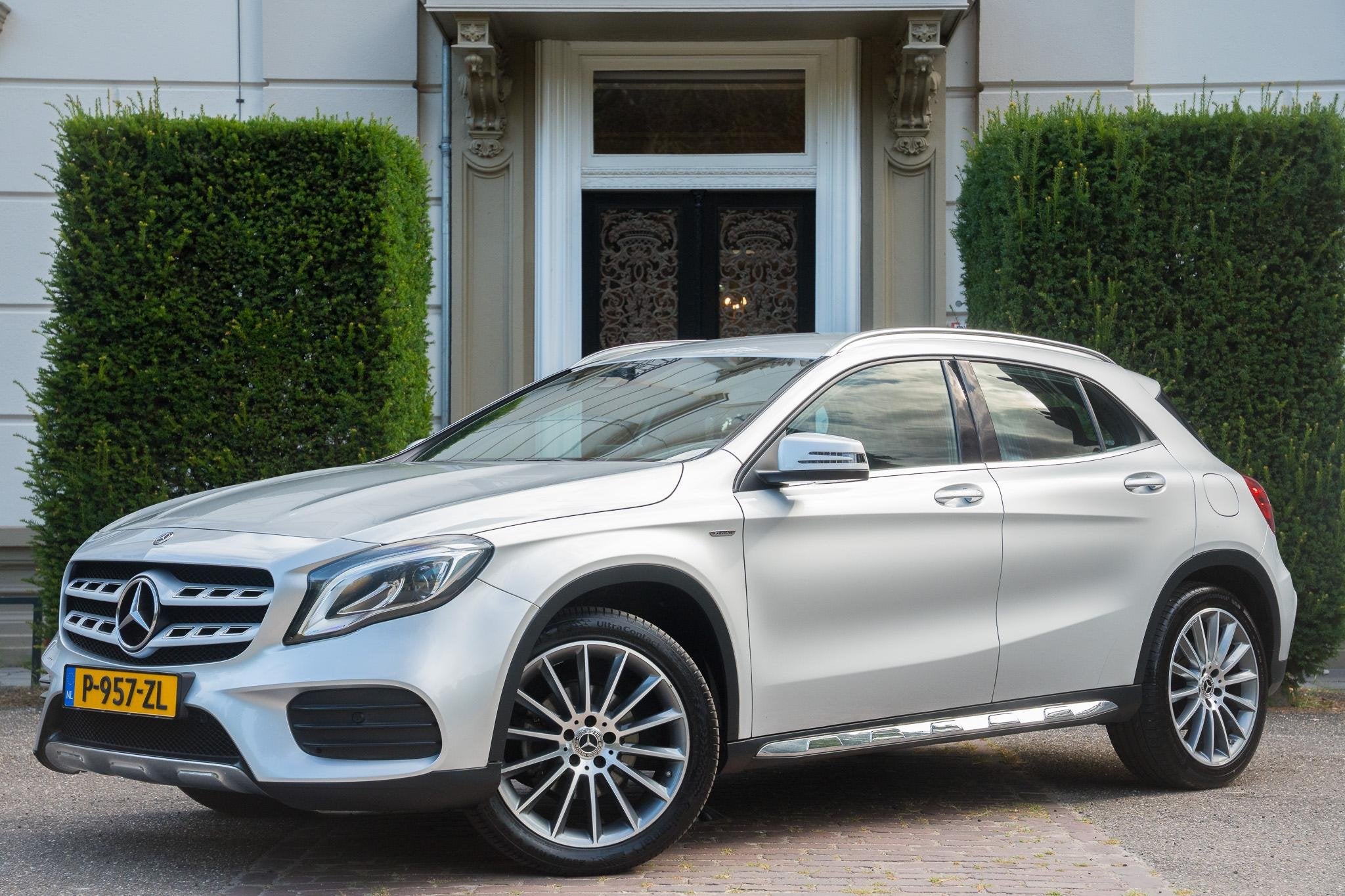 Mercedes-Benz GLA-klasse 200 AMG Edition TREKHAAK | LEDER |, Auto's, Stof, Gebruikt, 715 kg, 1595 cc