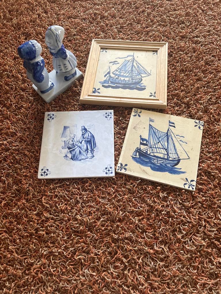 Delfts blauw decoratie set: beeldje, tegels en schilderij, Antiek en Kunst, Antiek | Porselein, Ophalen of Verzenden