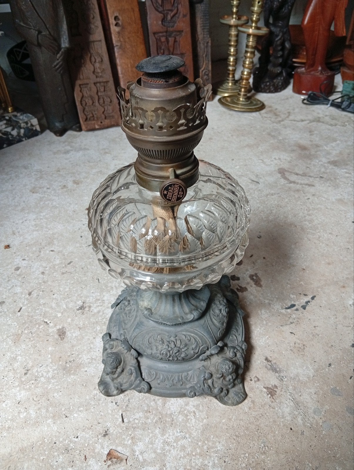 Antieke olielamp met gietijzeren voet en glazen reservoir, Antiek en Kunst, Ophalen of Verzenden