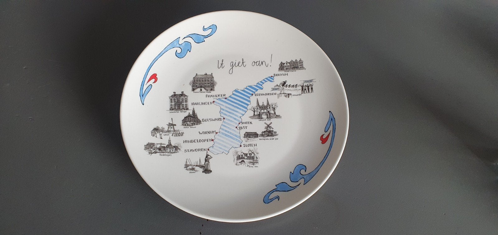 Mooi Elfstedentocht taartbord "It giet oan!" 30 cm, Keramiek, Nieuw, Ophalen of Verzenden, Delftsblauw