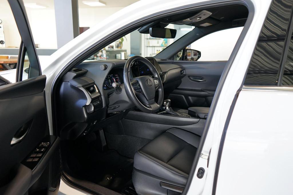 Lexus UX 250h F Sport LEDER | CARPLAY | STOELVERW. | DEALER-, Gebruikt, 4 cilinders, 4 stoelen, Wit