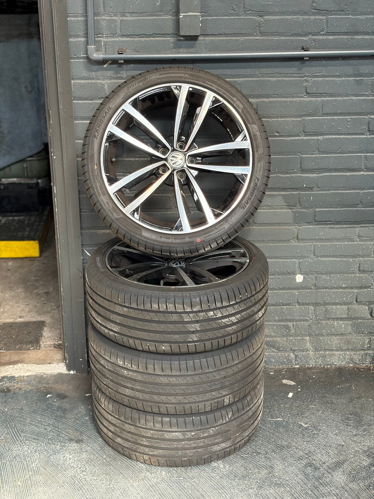17 inch VW Sevilla Velgen - 215/45R17, Auto-onderdelen, Banden en Velgen, Banden en Velgen, 17 inch, Ophalen of Verzenden, Personenwagen