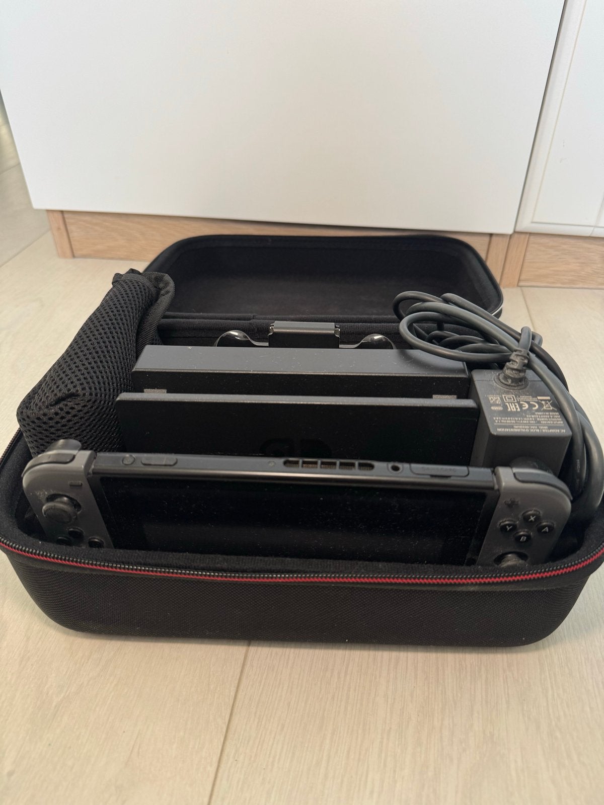 Nintendo Switch incl. accessoires en hoes, Ophalen of Verzenden, Zo goed als nieuw, Met 1 controller, Switch Original