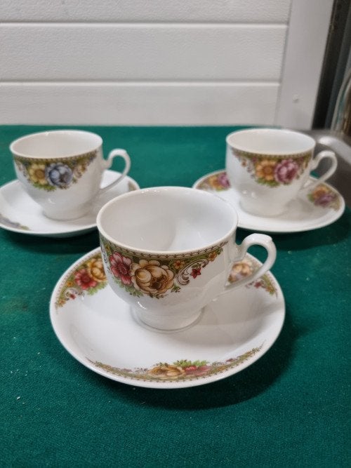 kop en schotel met bloemen decor, Antiek en Kunst, Antiek | Servies los, Ophalen of Verzenden