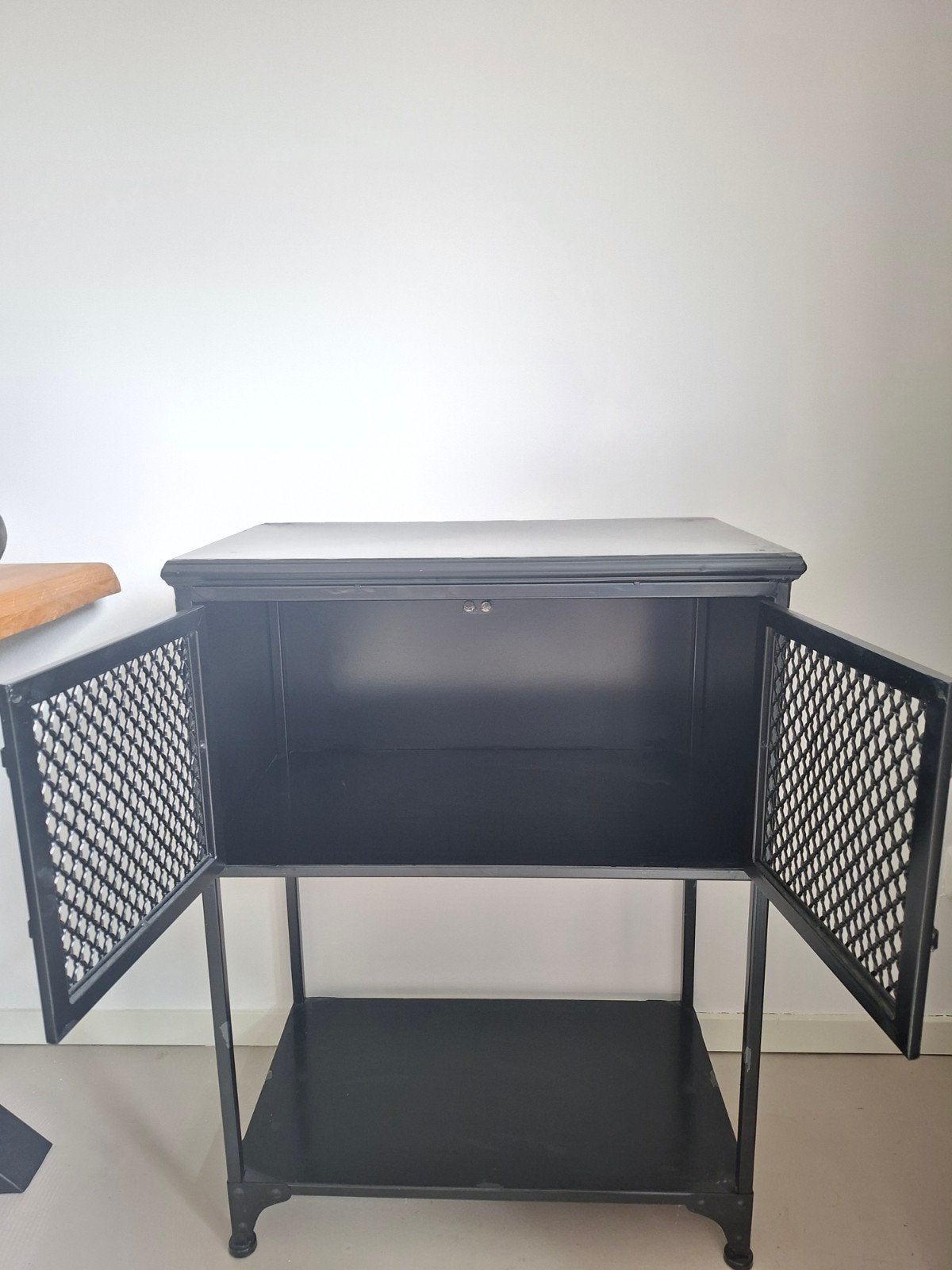 Vintage zwart metalen kastje met roosterdeuren, Ophalen of Verzenden, Gebruikt