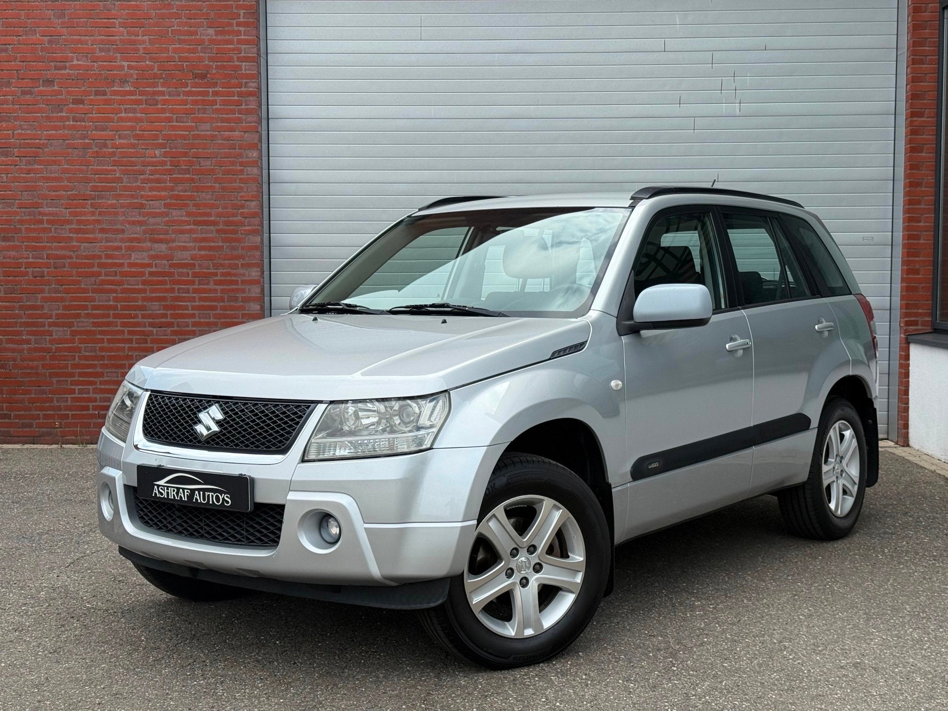 Suzuki Grand Vitara 2.0-16V Exclusive| 4WD| TREKHAAK| AIRCO|, Auto's, Parkeersensor, Stof, 1995 cc, Zwart
