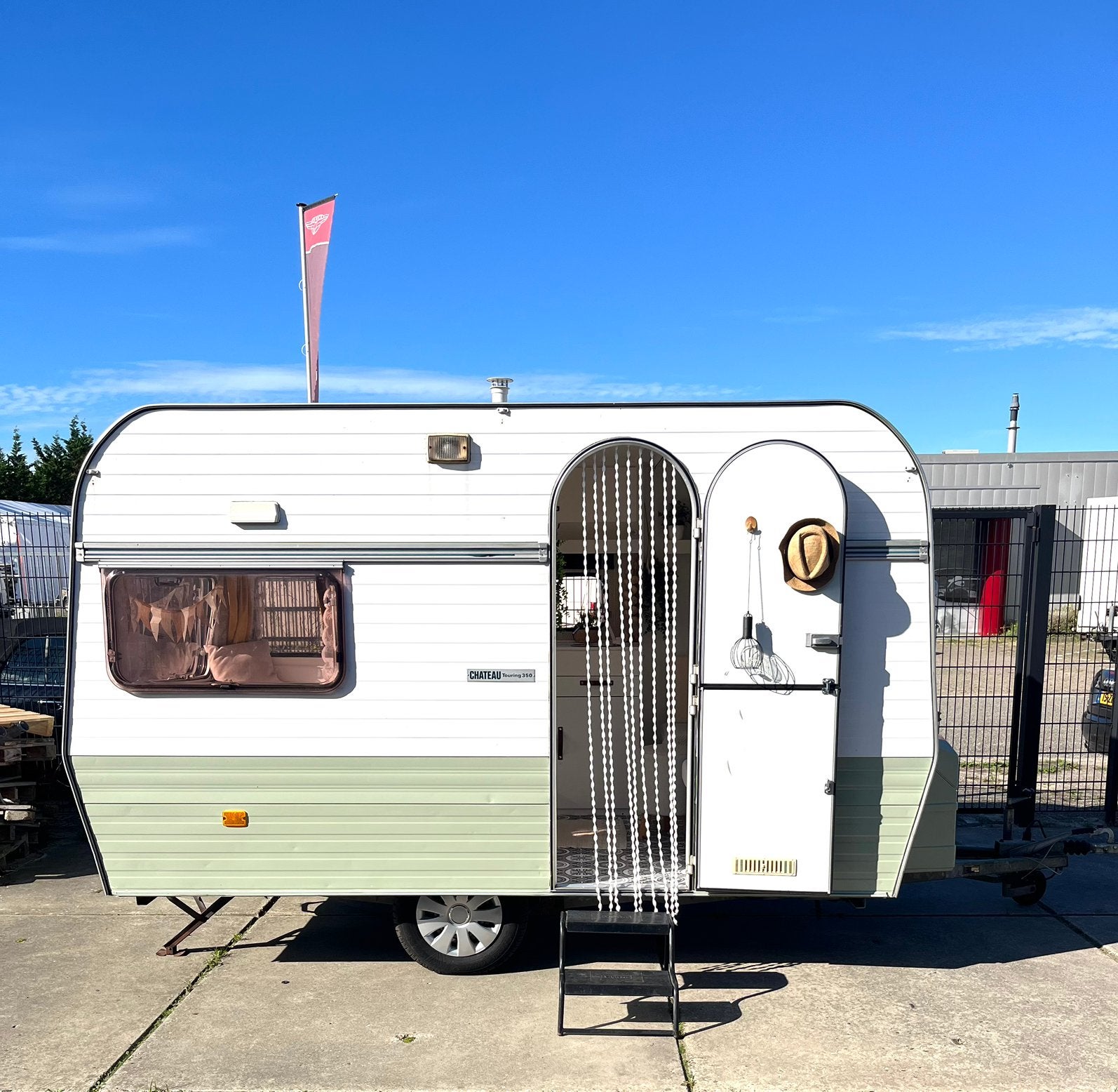 Caravan Chateau Touring 350 retro vintage gepimt, Caravans en Kamperen, Koelkast, Treinzit, Particulier, 500 - 750 kg