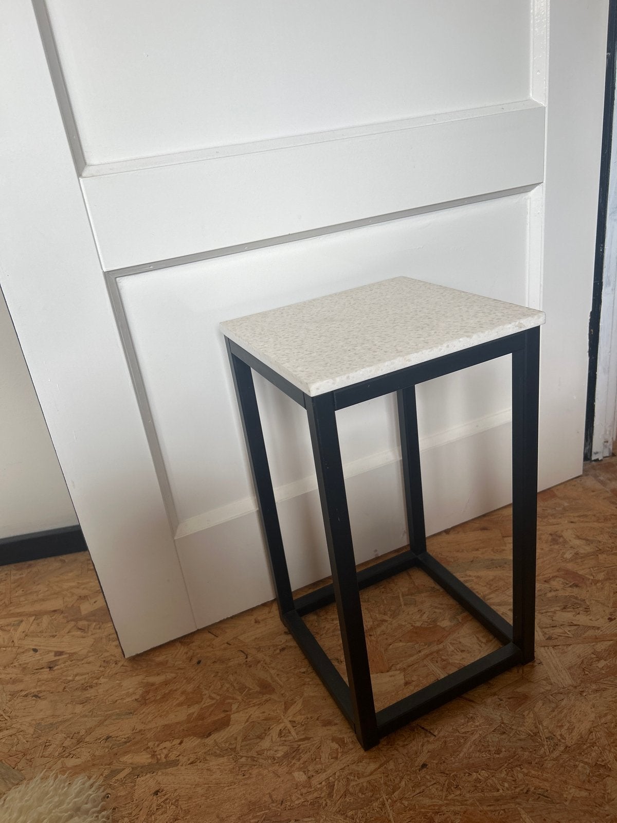 Bijzettafel met terrazzo blad en metalen frame, Minder dan 55 cm, Gebruikt, Metaal of Aluminium, Rechthoekig