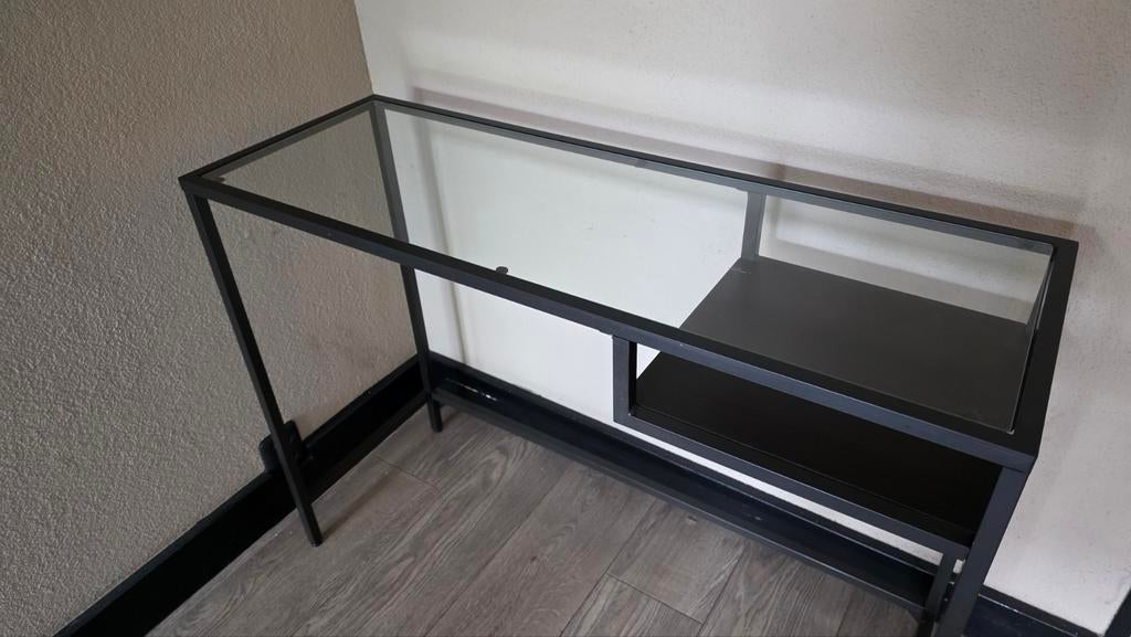 Mat zwarte stalen laptoptafel / sidetable met glasplaat, 100 tot 150 cm, Modern, Industrieel, Ophalen of Verzenden, Zo goed als nieuw