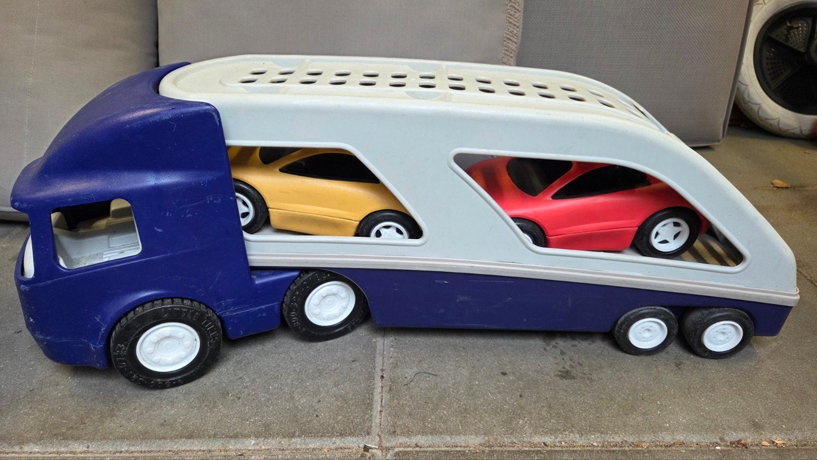 Little tikes grote speelgoed autotransporter met 2 auto's, Ophalen, Gebruikt