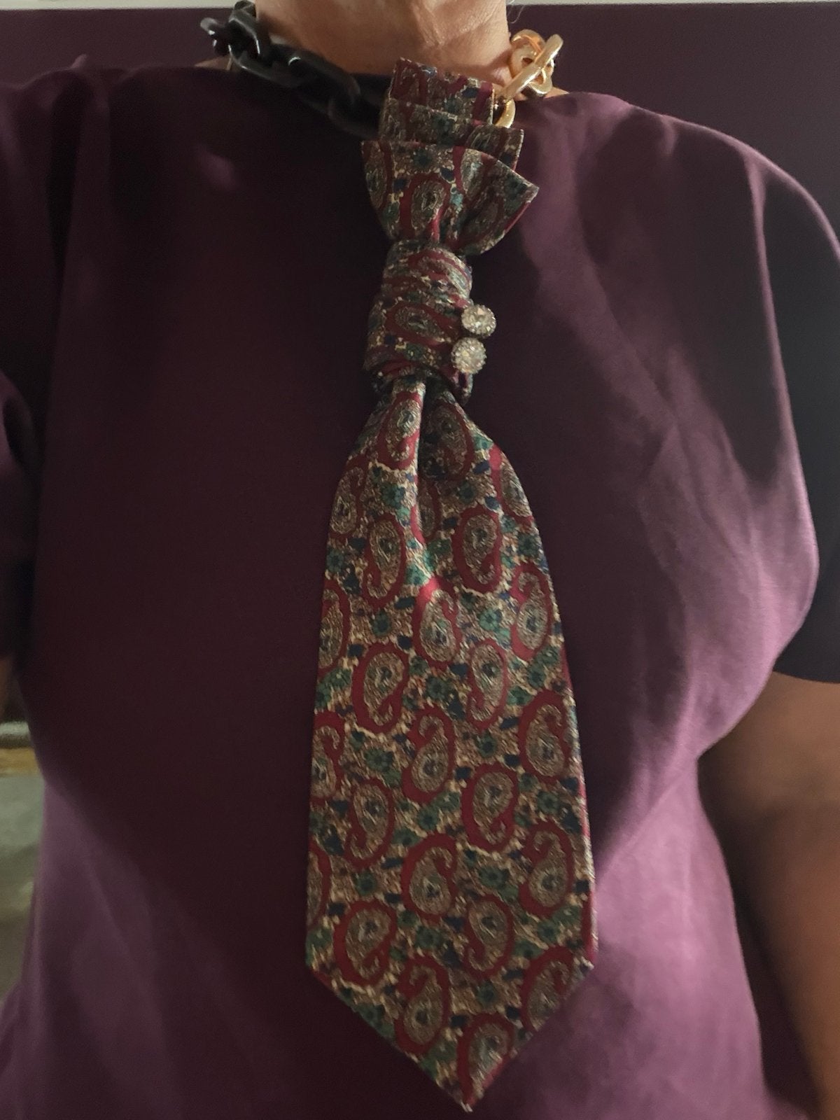 Unieke Stropdas Ketting - Stijlvol en Opvallend, Overige materialen, Ophalen of Verzenden, Zo goed als nieuw, Rood