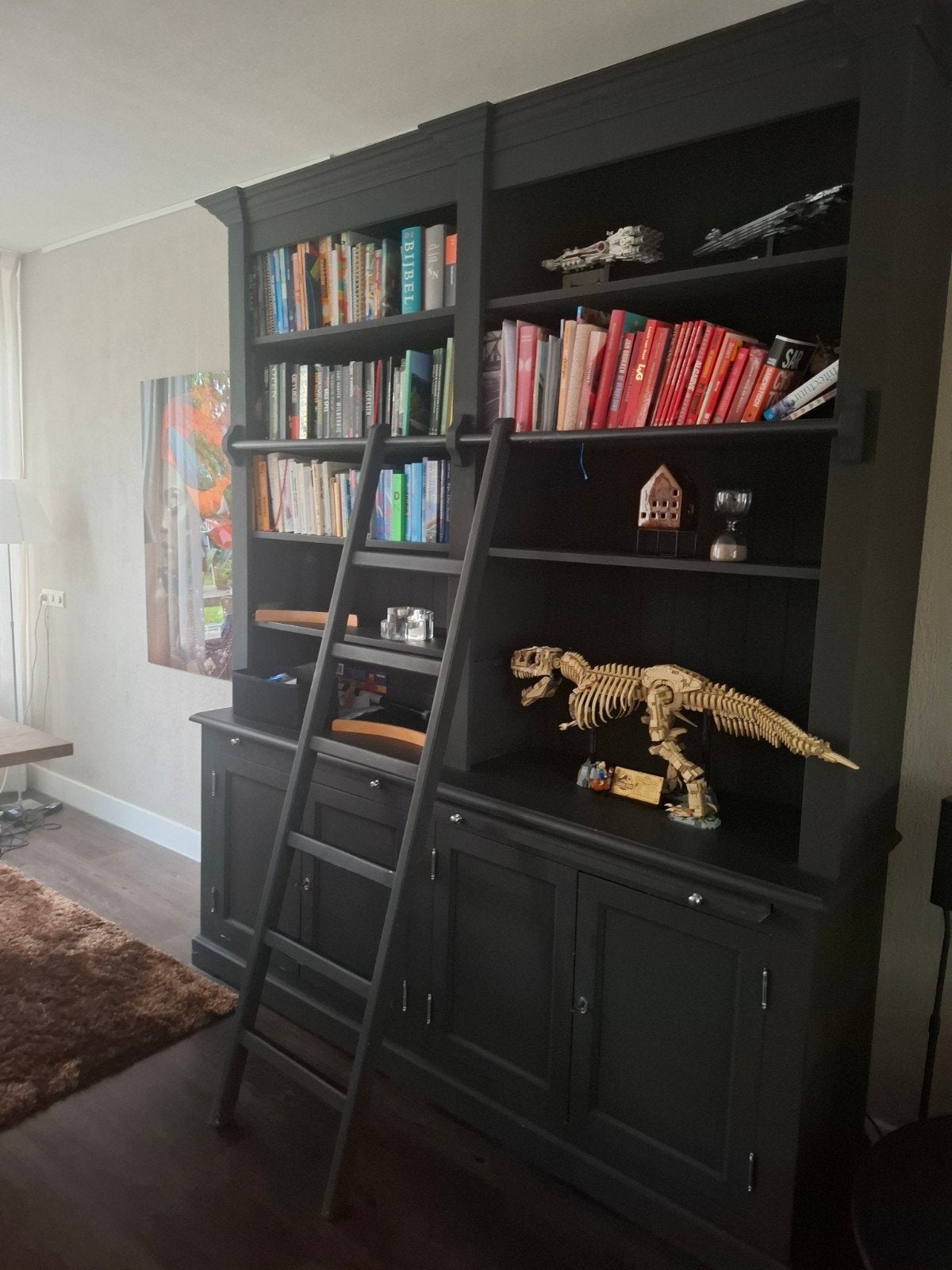 Grote donkergrijze zwarte boekenkast / buffetkast met trap, Ophalen, 200 cm of meer, 150 tot 200 cm, 50 tot 75 cm