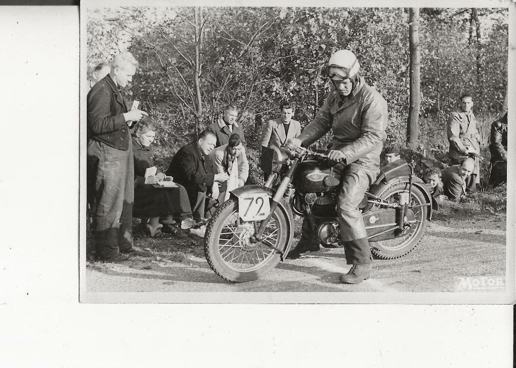Motorraces Ton Witberg op nr 72 Foto, Ophalen of Verzenden, 1940 tot 1960, Ongelopen, Zuid-Holland