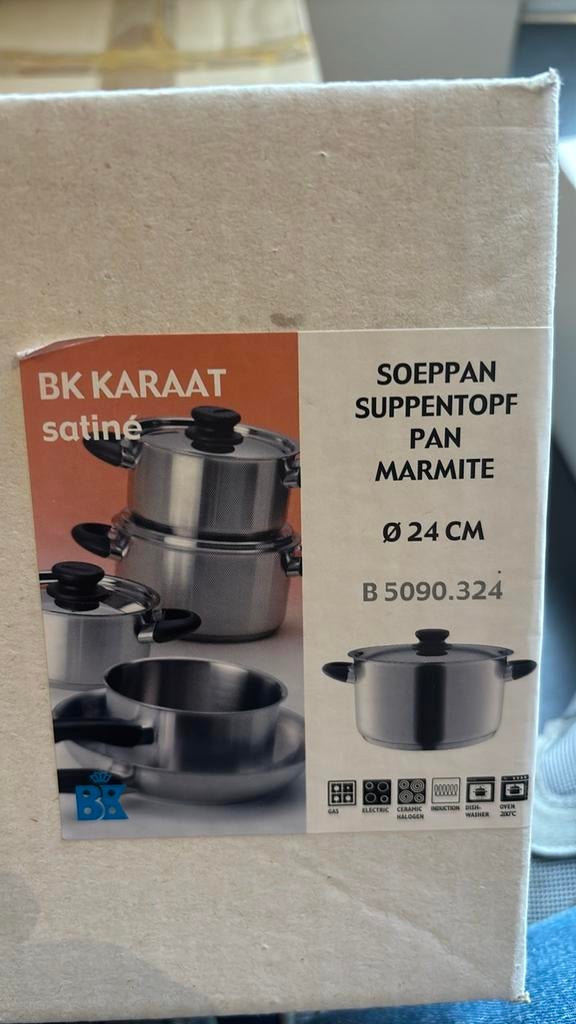 BK Karaat Soeppan 24 cm - Nieuw in doos, Huis en Inrichting, Keuken | Potten en Pannen, Ophalen, Nieuw, Rvs