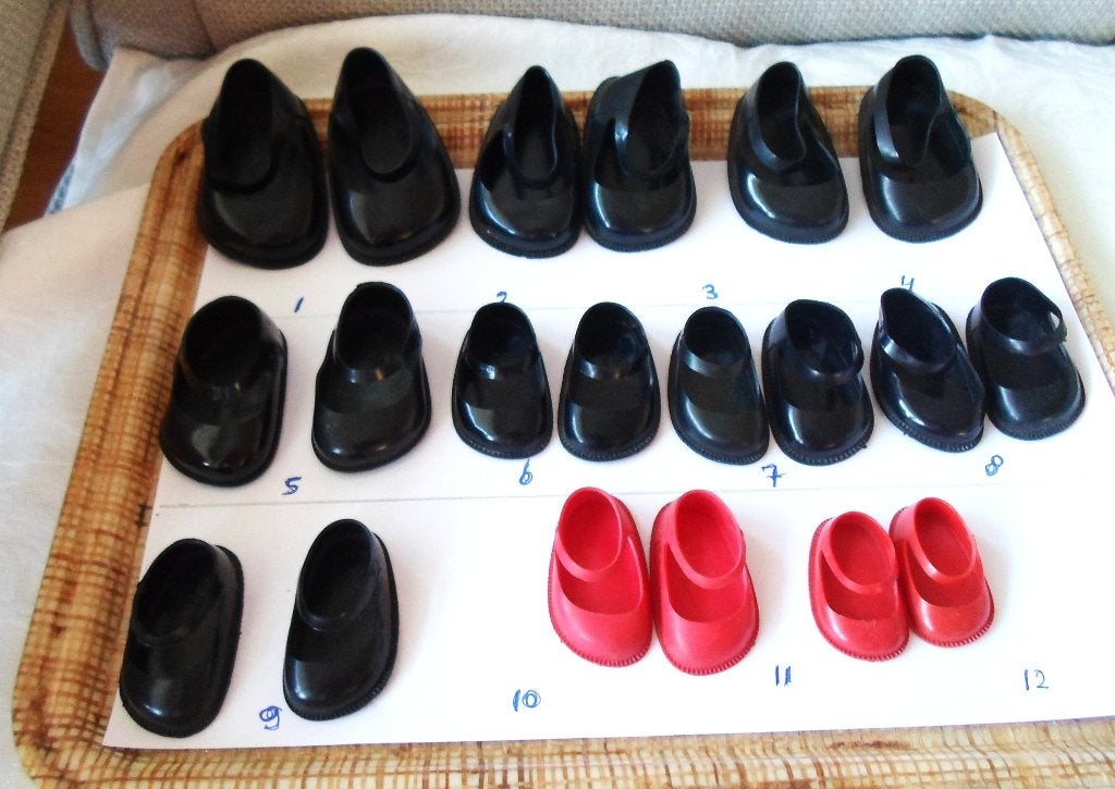 Originele Wildebras poppenschoentjes. Zwart / rood. Plastic., Verzamelen, Poppen, Ophalen of Verzenden, Zo goed als nieuw, Kleertjes