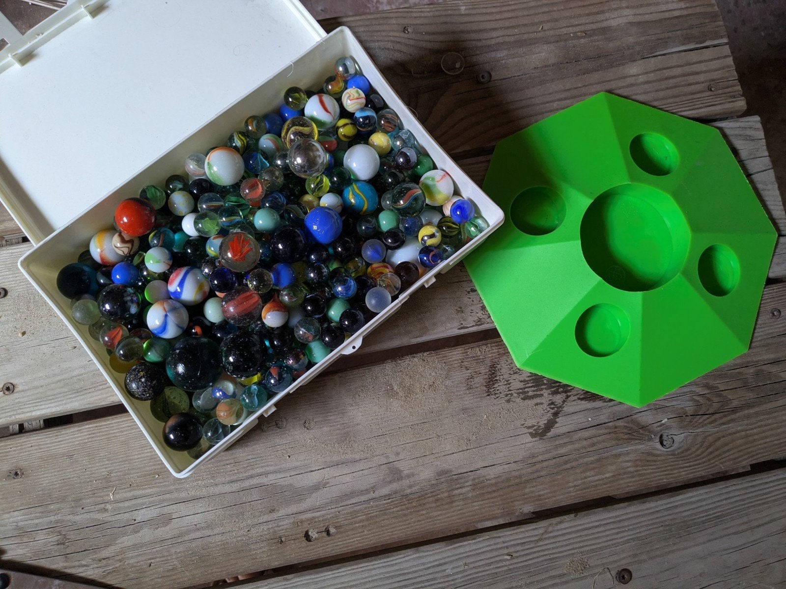 Grote collectie knikkers met groen knikkerbord, Ophalen, Gebruikt, Jongen of Meisje