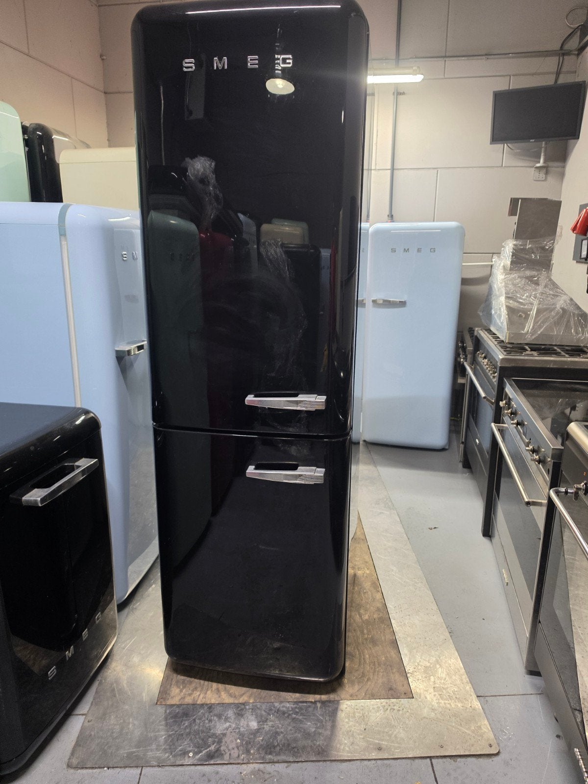 Smeg Koel-vriescombinatie Zwart - Stijlvol en Ruim(gratis be, Witgoed en Apparatuur, Koelkasten en IJskasten, Ophalen, 200 liter of meer