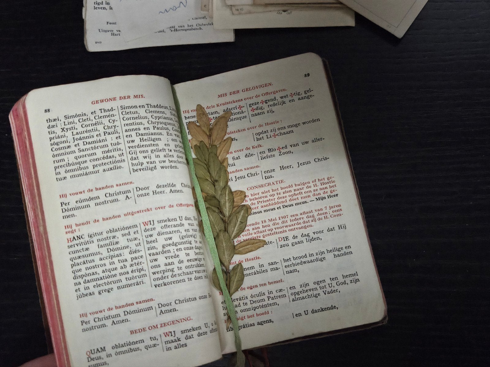 Oud Gebedenboekje met Kruis Reliëf en Bijlagen, Antiek en Kunst, Ophalen of Verzenden, Onbekend