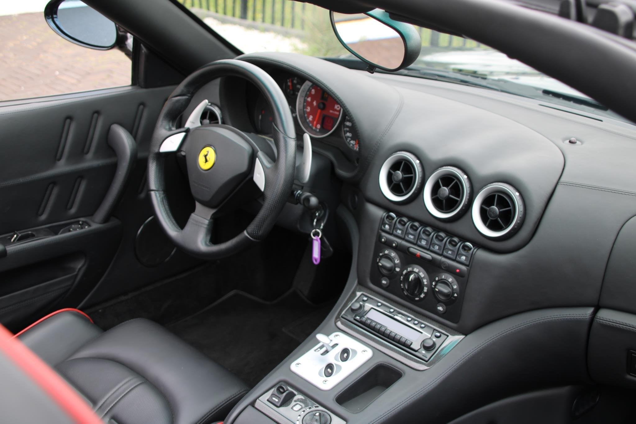 Ferrari 575 Maranello F1 Ferrari 575 Superamerica | 540pk |, Auto's, Ferrari, Automaat, Achterwielaandrijving, Gebruikt, 12 cilinders