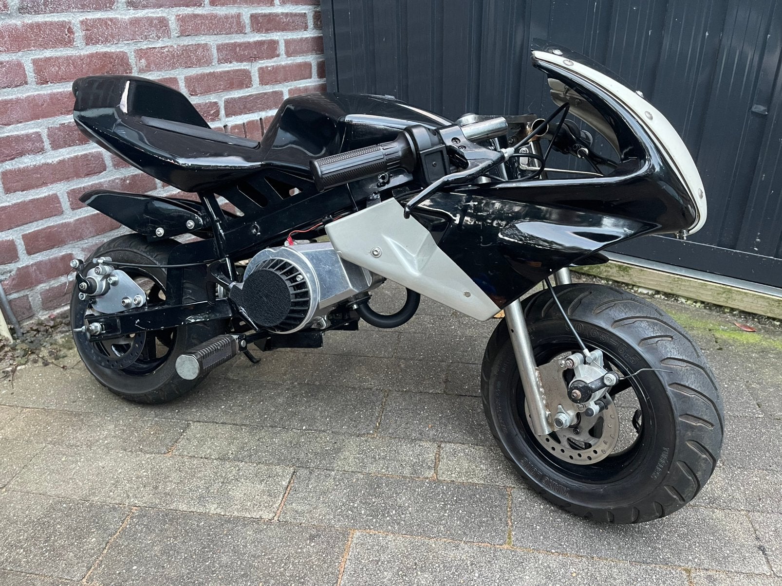 Minibike 49cc zwart grijs wit 2-takt trekstarten en lopen, Fietsen en Brommers, Ophalen, Gebruikt, Overige typen, 49 cc