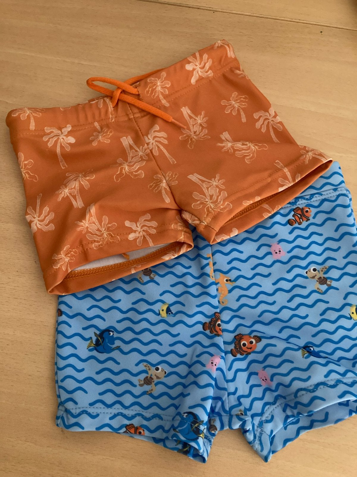 2 zwembroekjes baby 3-6 maanden (Hema & Disney), Ophalen of Verzenden, Zwembroek, Jongetje, Gebruikt