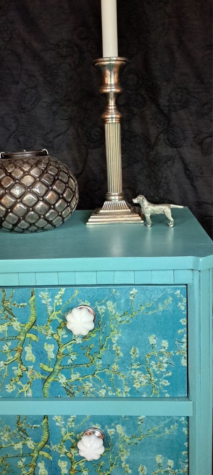 Ladenkast met de bloesem van "van Gogh"., Ophalen
