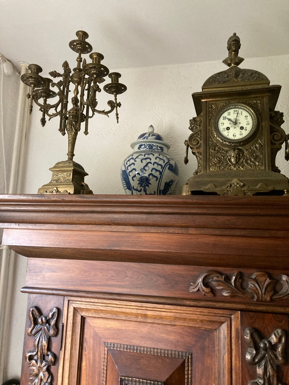 Antieke bronzen kandelaar, klok en Delfts blauwe pot, Antiek en Kunst, Ophalen of Verzenden