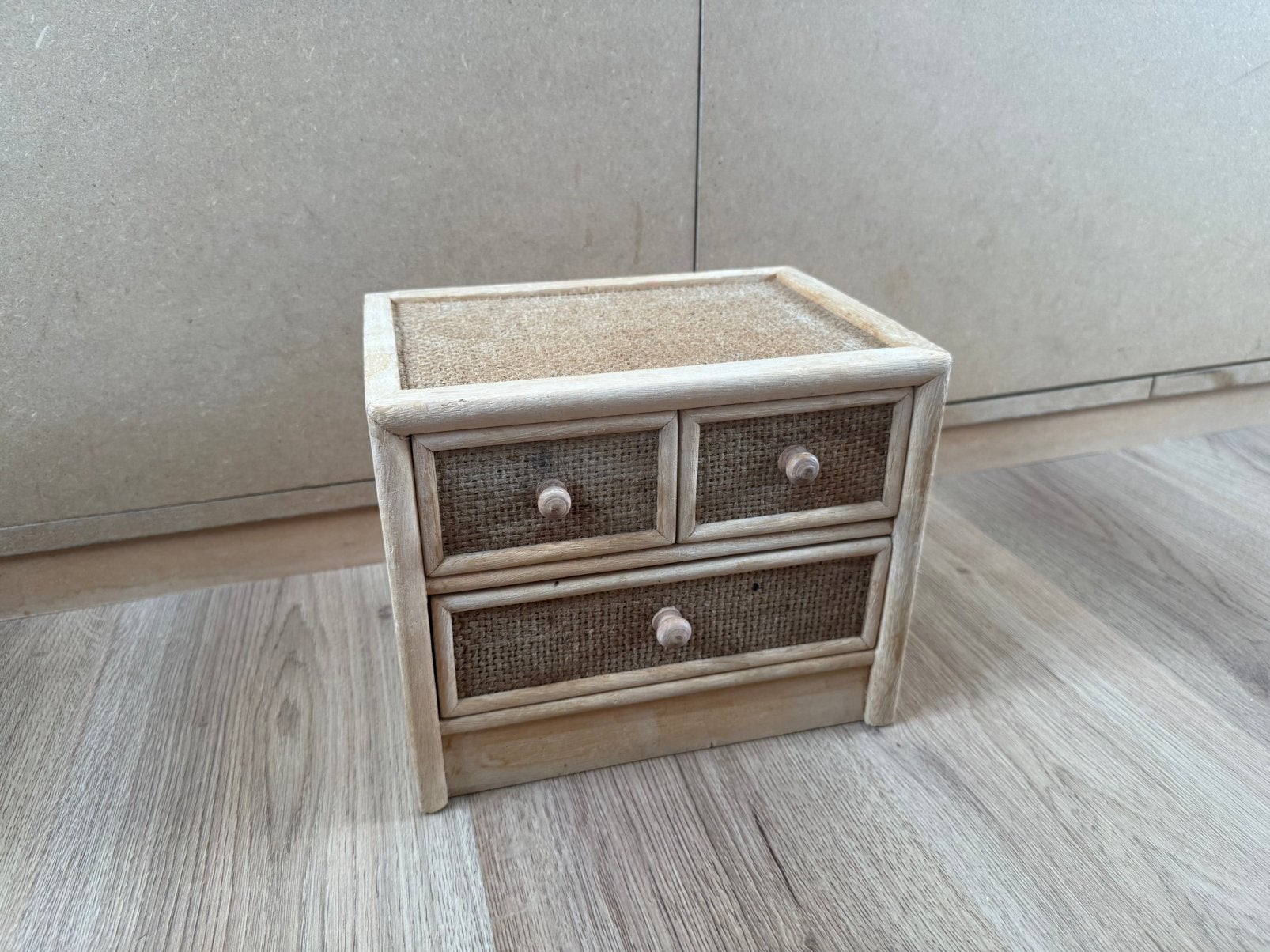 Klein houten kastje met gevlochten jute Ibiza / Bohemian, Ophalen of Verzenden, Gebruikt