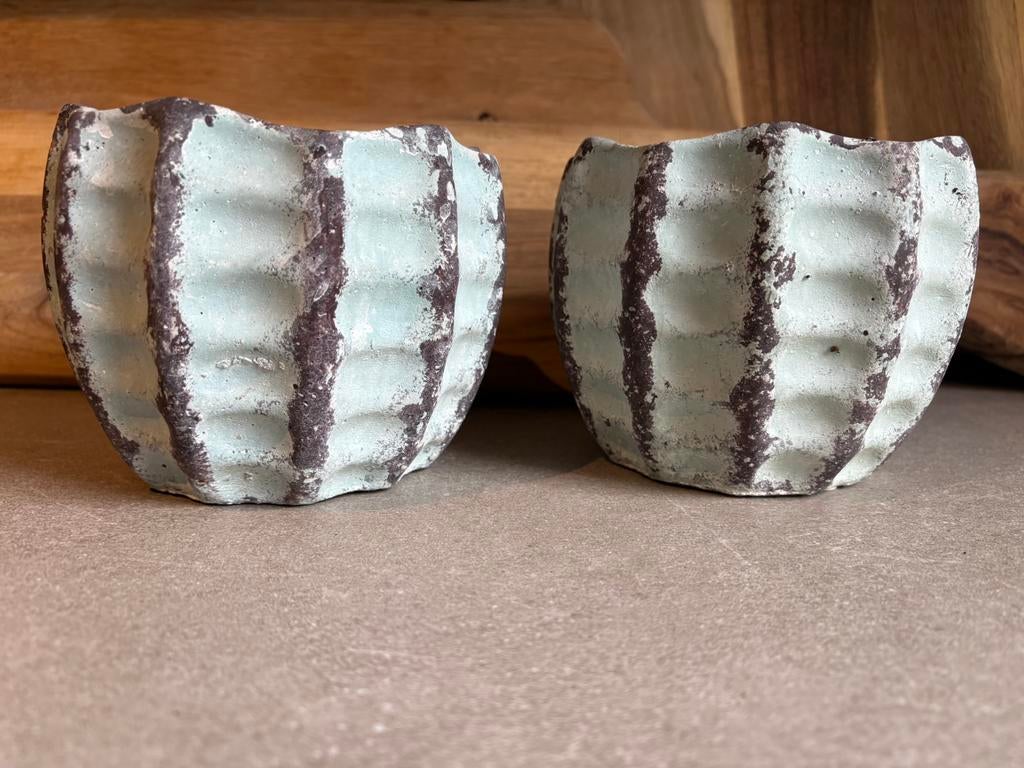 Twee stenen bloempotjes, Ophalen, Rond, Binnen, Zo goed als nieuw