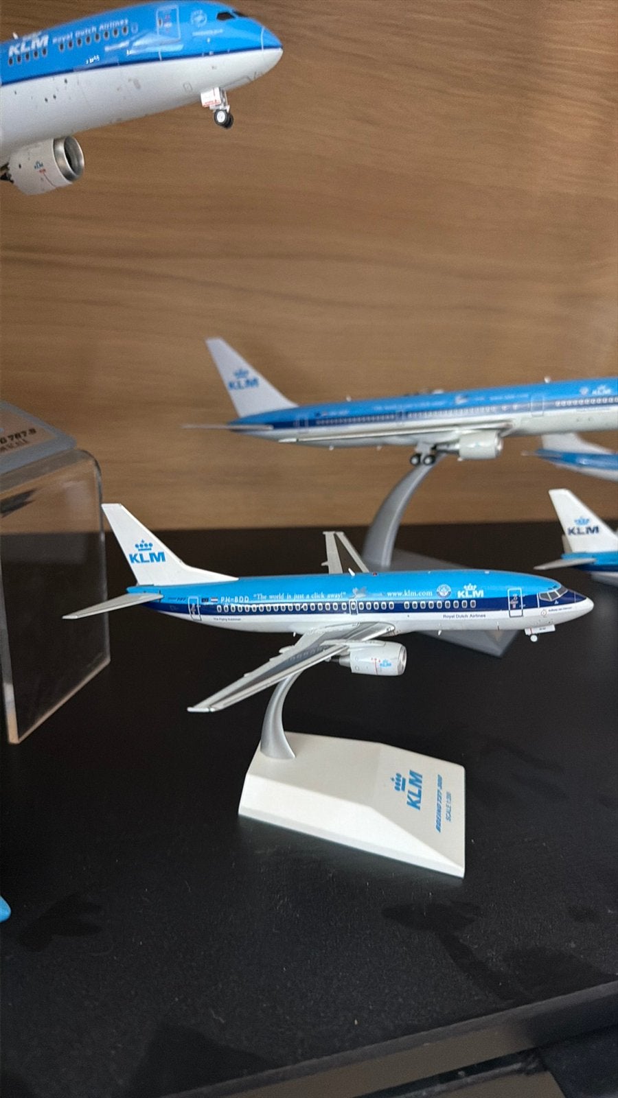 KLM Boeing 737-300 PH-BDD – JC Wings – 1:200 – ‘The World Is, Ophalen of Verzenden, Zo goed als nieuw, Schaalmodel