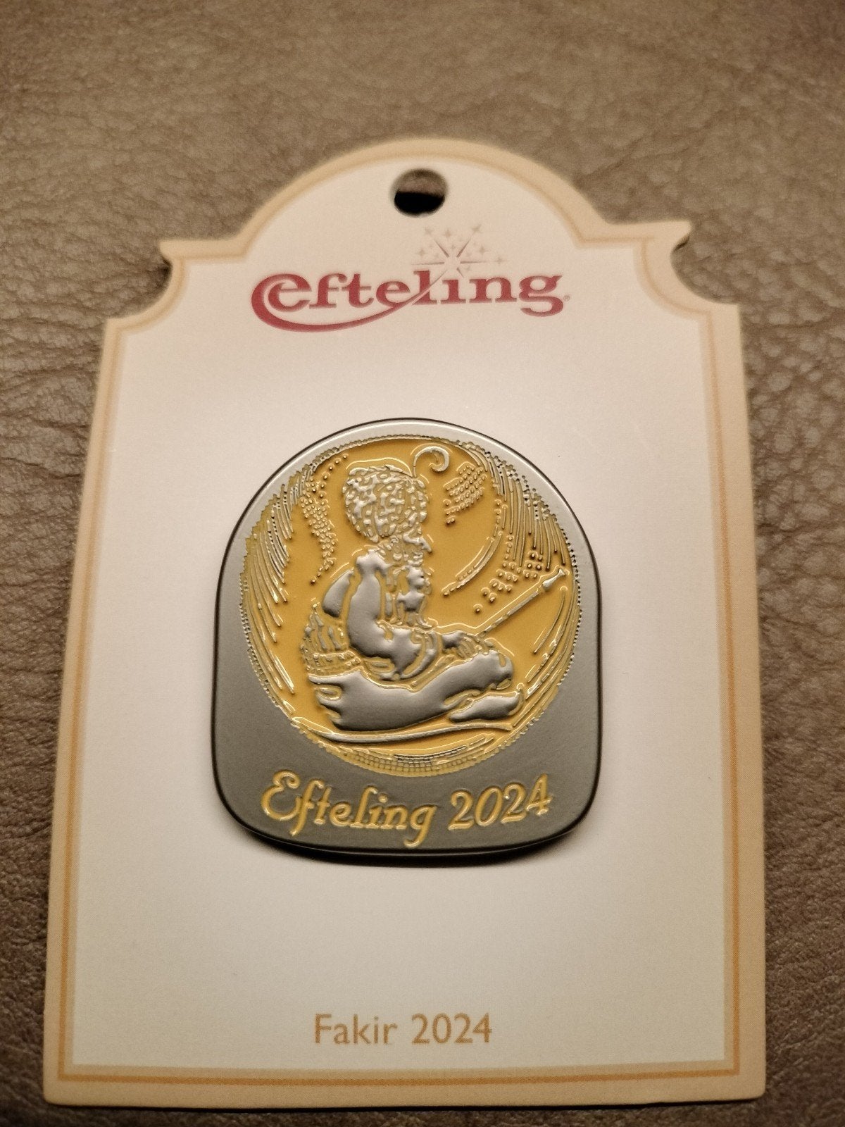 Efteling pin: Fakir 2024, Verzamelen, Efteling, Verzenden, Nieuw, Button of Speldje