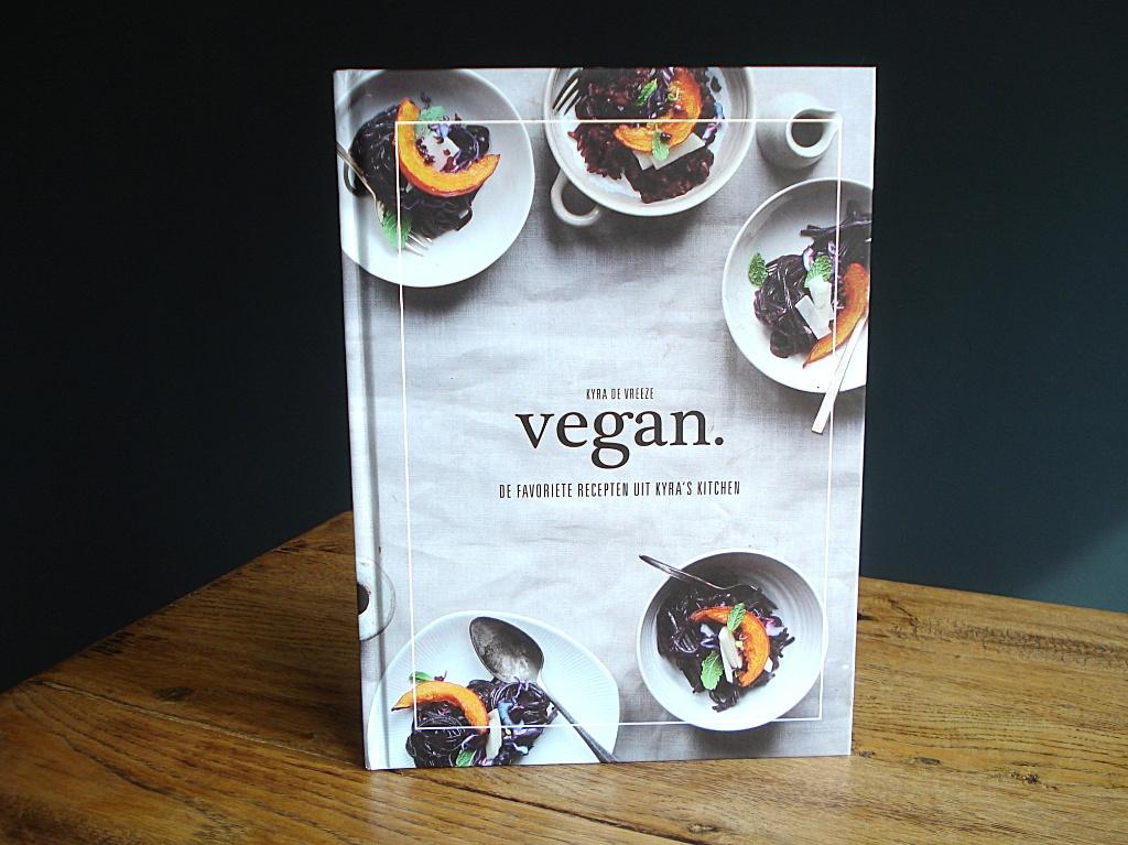 NIEUW Boek: Vegan - Kyra de Vreeze, Gezond koken, Ophalen of Verzenden, Hoofdgerechten, Overige gebieden