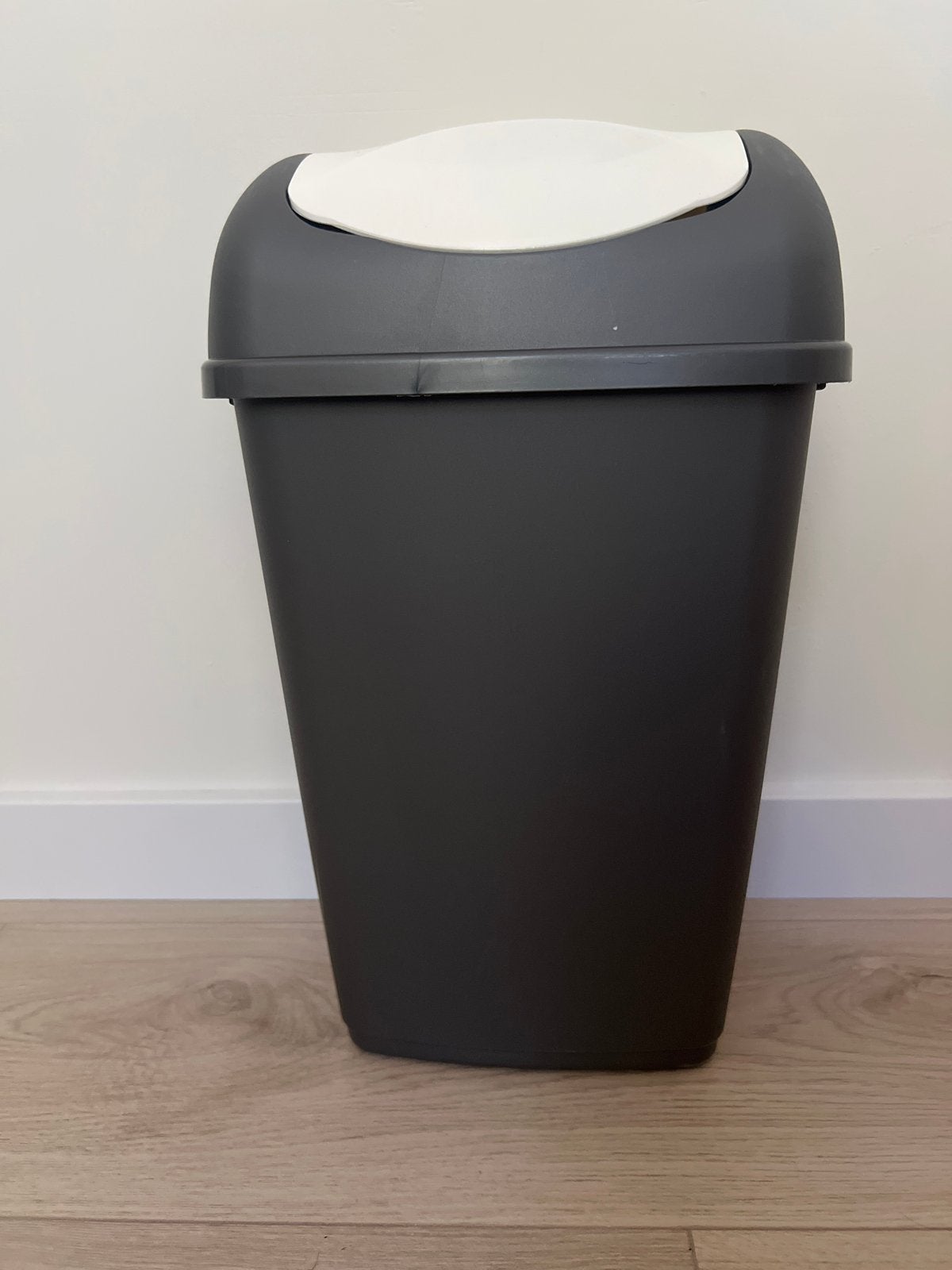 Prullenbak grijs met wit deksel - 45cm hoog, Ophalen, Kunststof, Gebruikt, Minder dan 10 liter