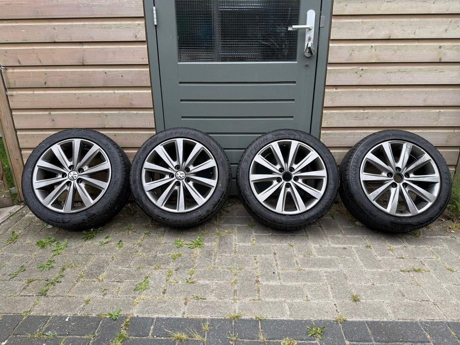 Volkswagen 16 inch velgen origineel met NIEUWE zomerbanden, Auto-onderdelen, Banden en Velgen, Ophalen, 16 inch, Banden en Velgen