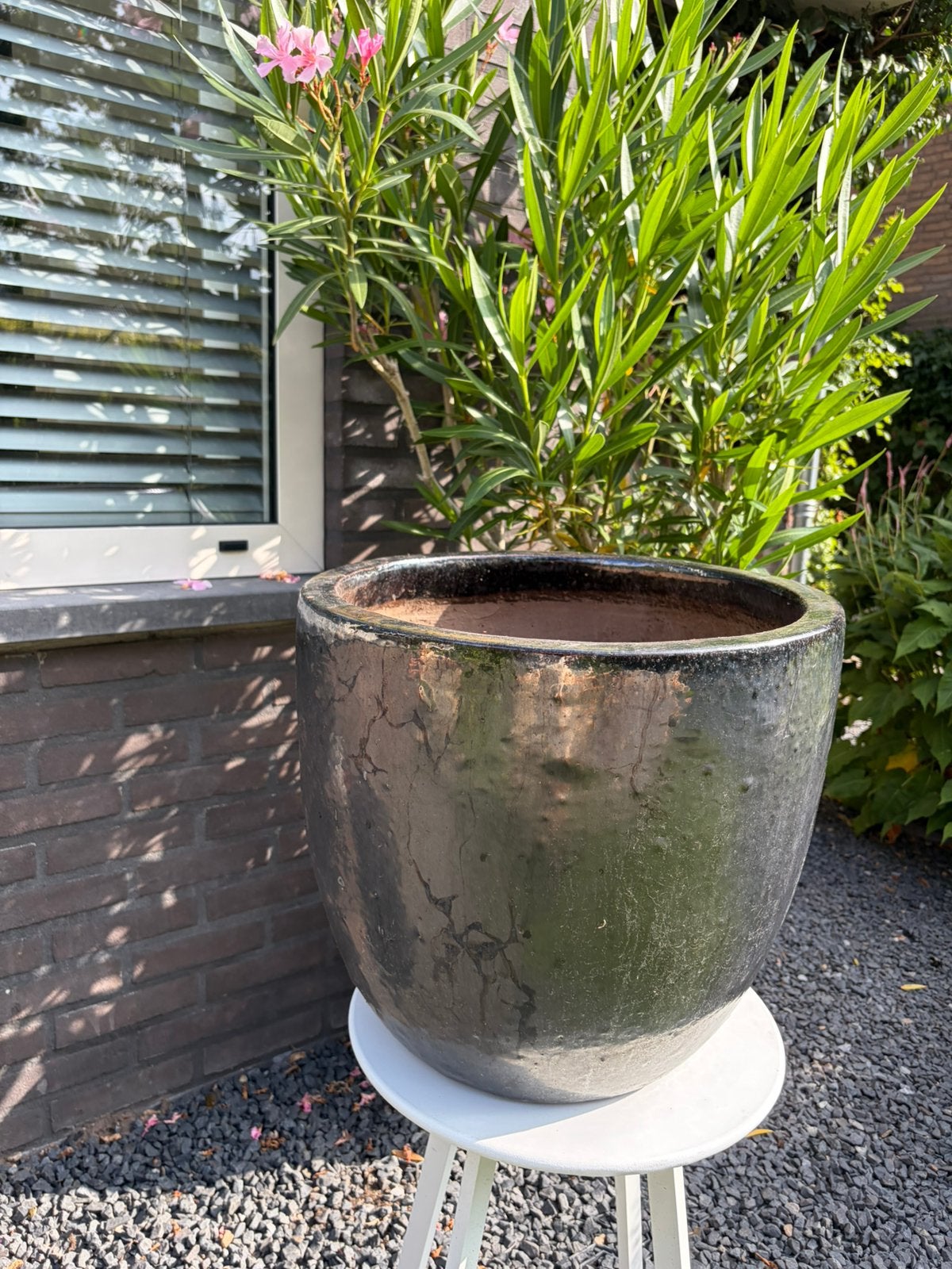 Handgemaakte geglazuurde aardewerk bloempot, Ophalen, Steen, Minder dan 30 cm, Rond