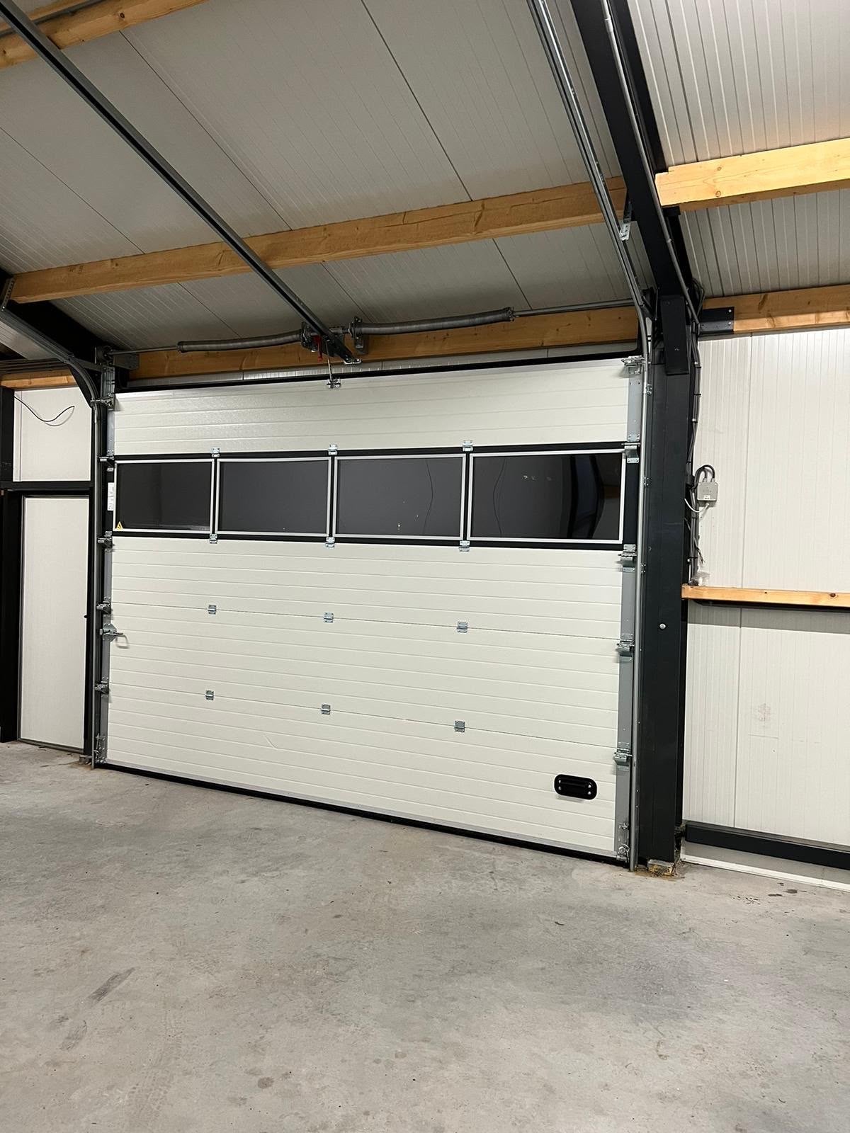 Ruime opslagruimte 126m² met elektrische roldeur in Zeist, Opslag of Loods