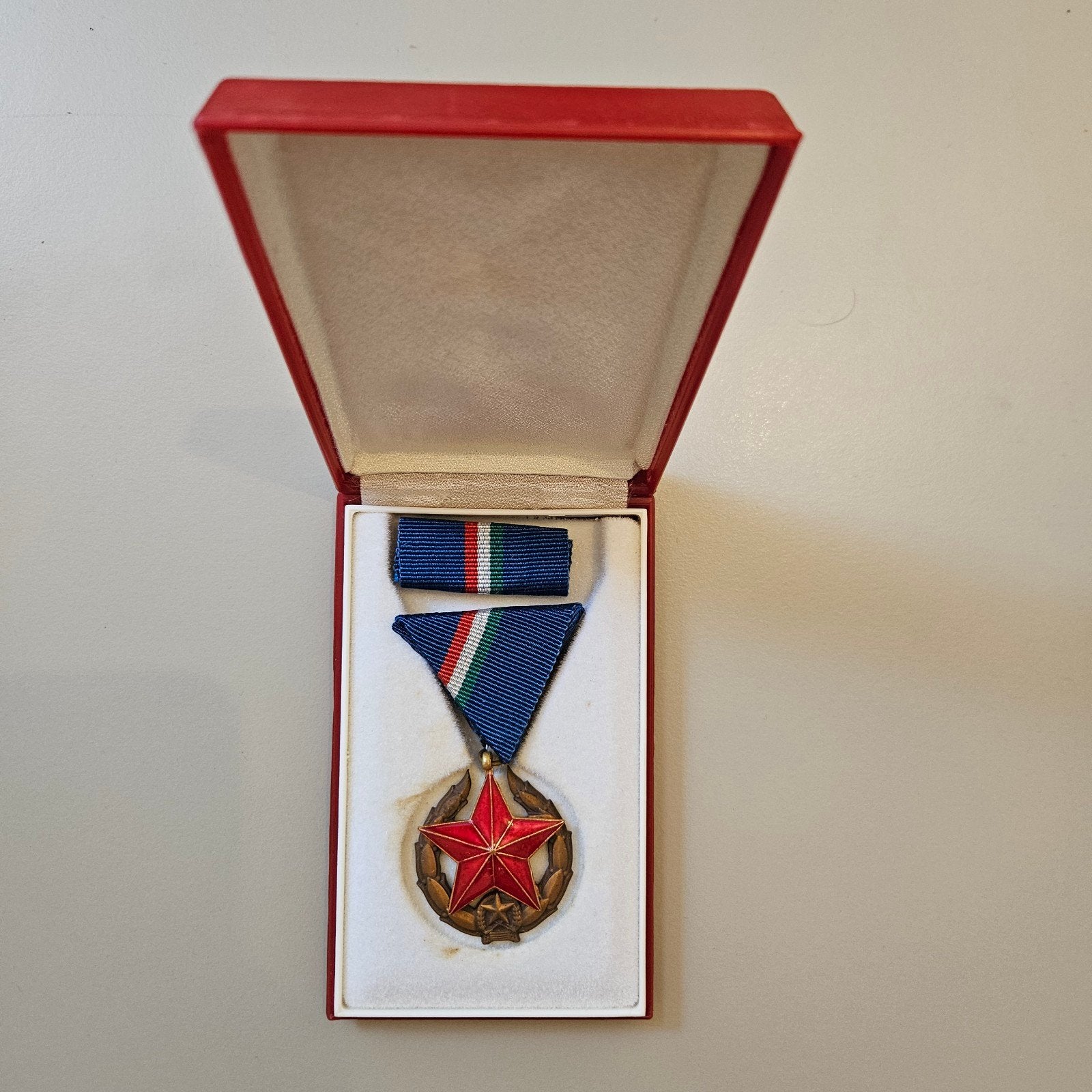 Hongarije verdienste medaille trouwe dienst brons in doosje, Ophalen of Verzenden, Landmacht, Nederland, Lintje, Medaille of Wings