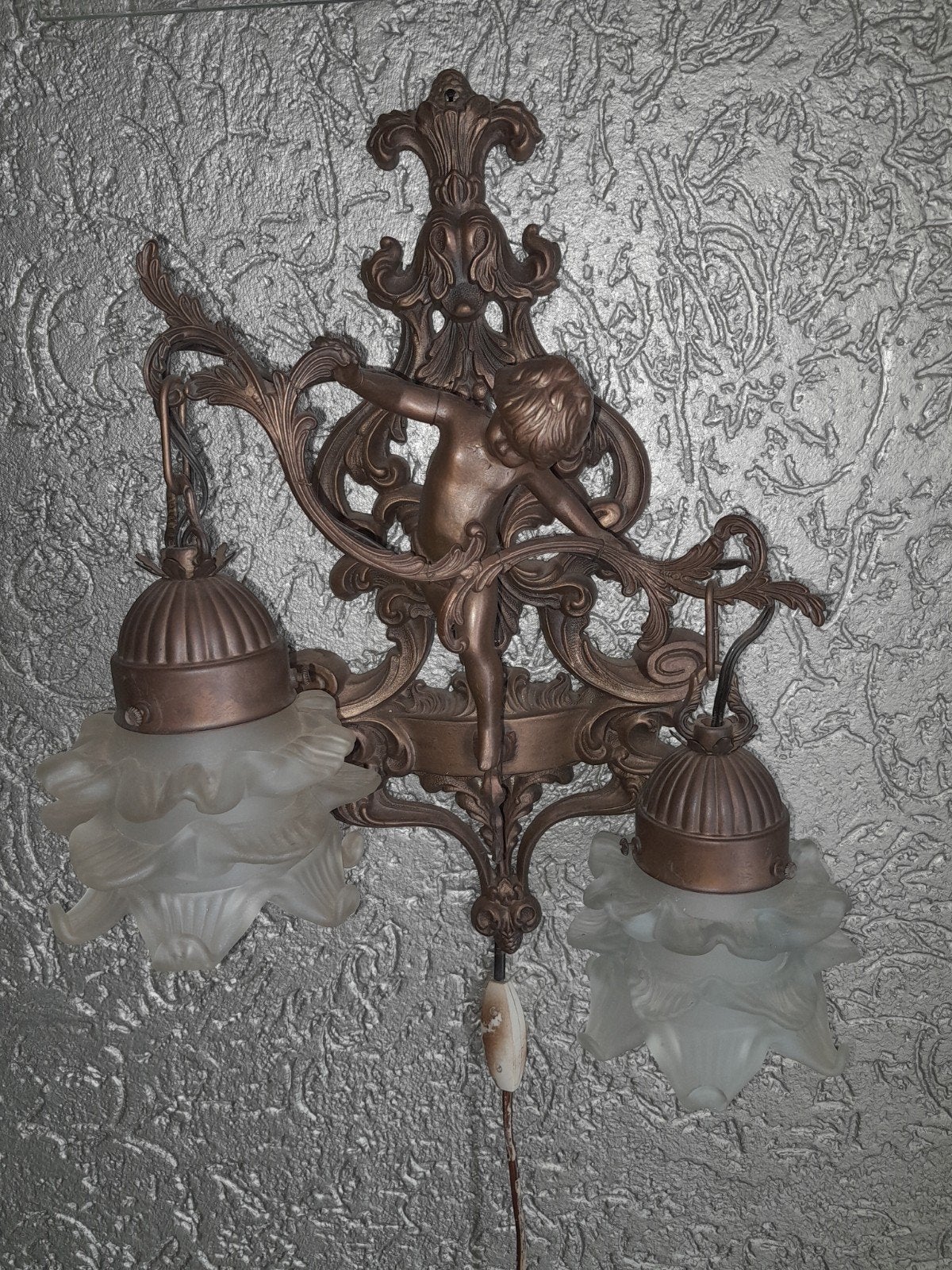 Antieke bronzen wandlamp met cherubijn en glazen kappen, Antiek en Kunst, Ophalen of Verzenden