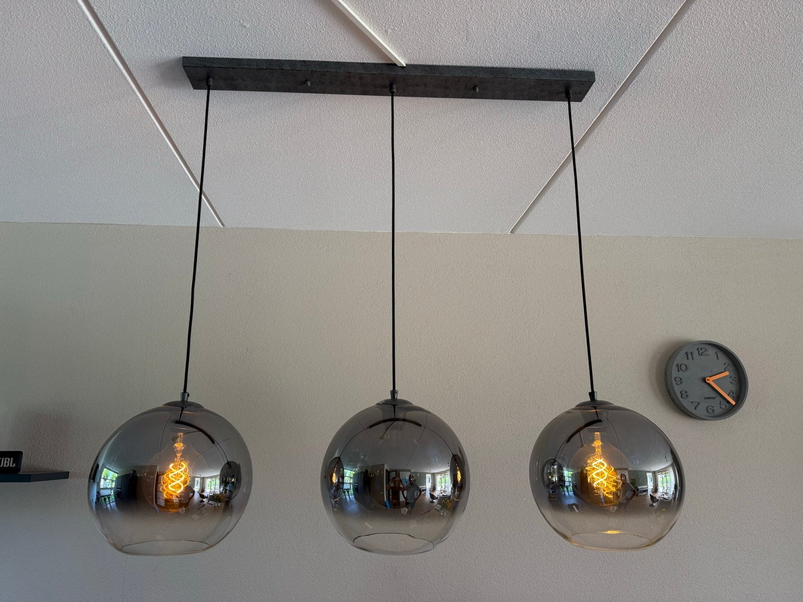Hanglamp met 3 rookglazen bollen - industrieel design, Huis en Inrichting, Lampen | Hanglampen, Zo goed als nieuw, Glas, E27 (groot)