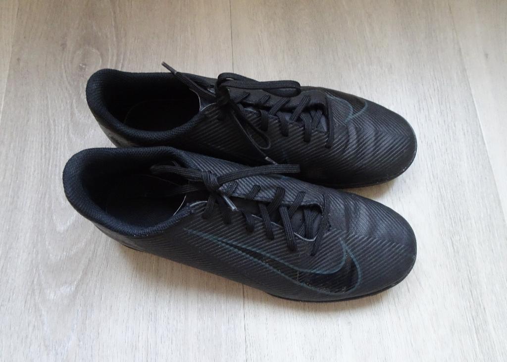 Nike gymschoenen / sportschoenen mt 40,5, Kinderen en Baby's, Kinderkleding | Schoenen en Sokken, Gebruikt, Verzenden, Sportschoenen