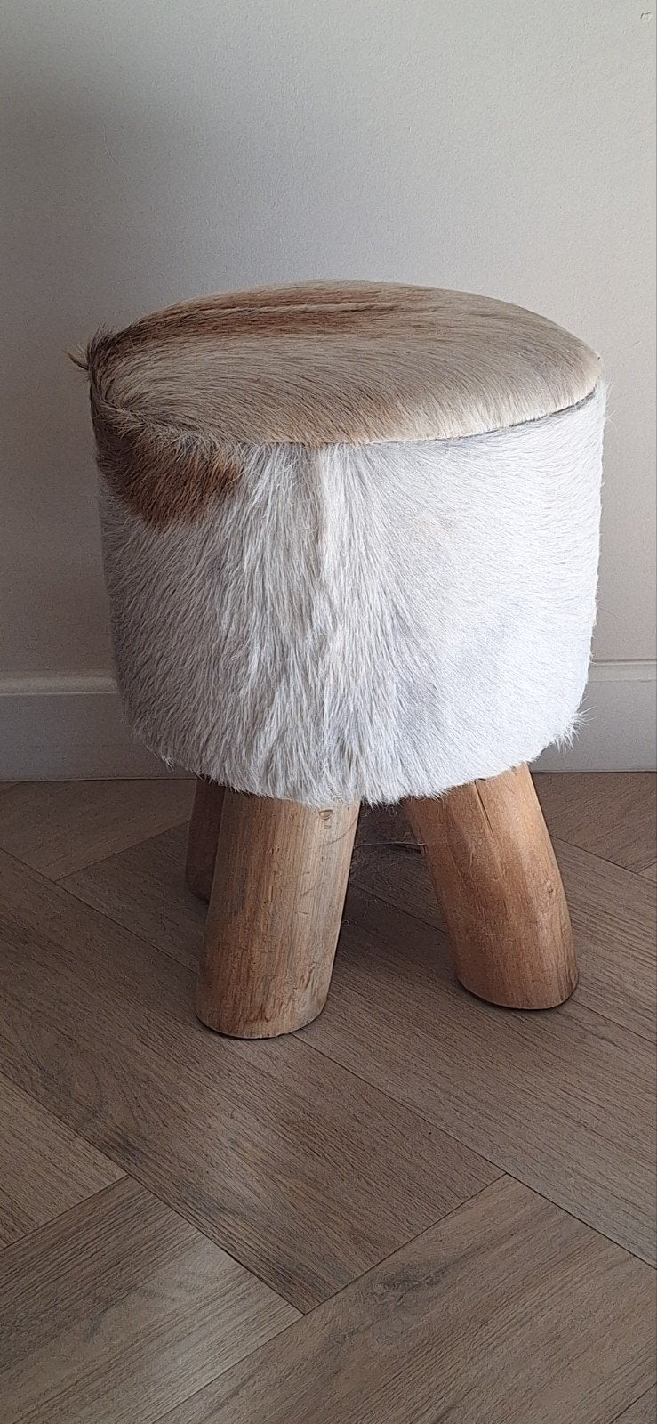 Leuk, stevig proefje met echte geiten vacht, in beige bruin, Ophalen, Zo goed als nieuw, Hout