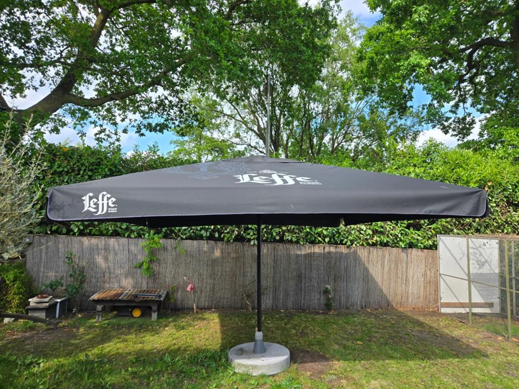Grote Leffe parasol 4x4 zonder voet, Ophalen, Gebruikt, Meer dan 4 meter, Stokparasol