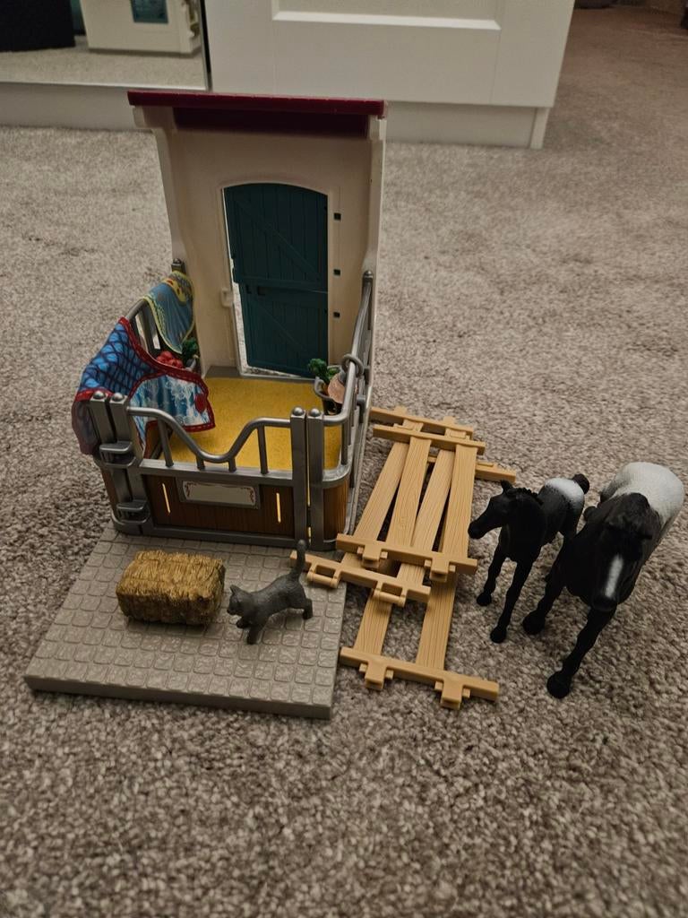 Schleich Horse Club Paardenbox met merrie en veulen 42611, Ophalen of Verzenden, Zo goed als nieuw, Jongen of Meisje