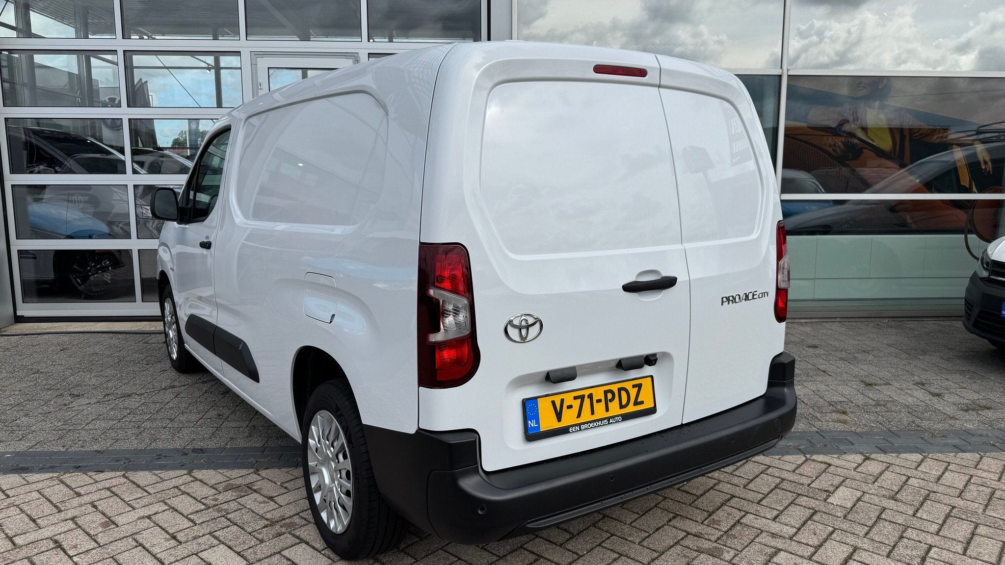 Toyota ProAce City L2 Duty 1.5 D-4D 102PK, Auto's, 4 cilinders, Verwarmde buitenspiegels, Wit, Bedrijf