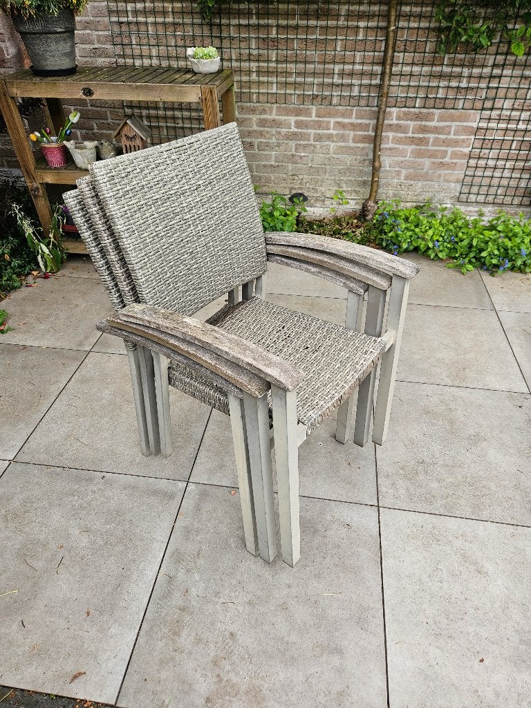 Gratis     3 tuinstoelen licht beschadigd., Ophalen, Gebruikt, Overige materialen, Stapelbaar