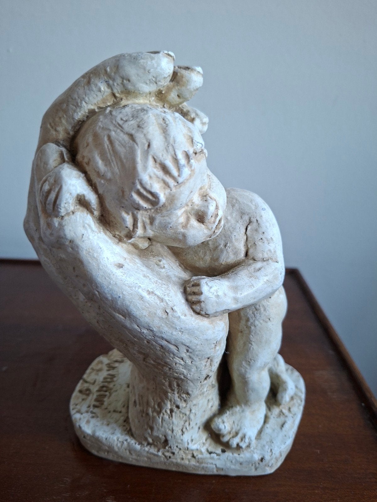 Beeldje van baby in hand - Steen, Antiek en Kunst, Ophalen, Overige onderwerpen, Minder dan 20 cm, Steen of Keramiek