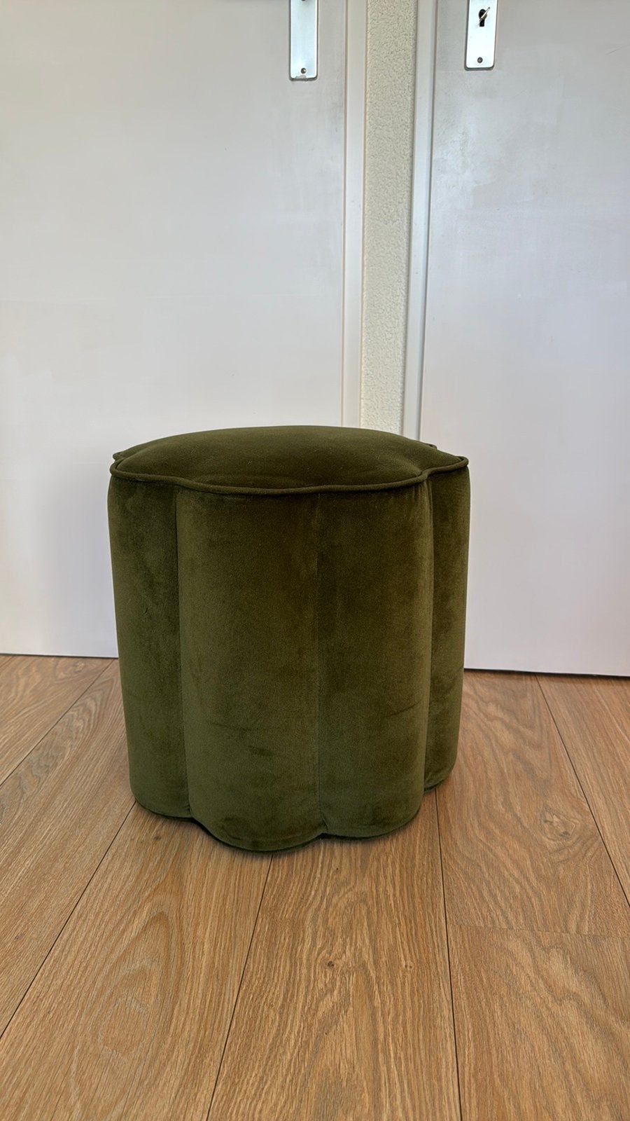 Karwei poef Madelief groen velvet/fluweel zgan, Ophalen, Minder dan 50 cm, Minder dan 50 cm, Zo goed als nieuw