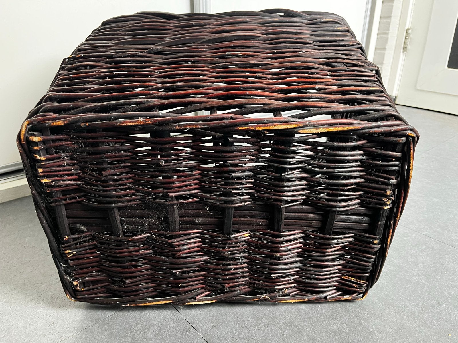 Mooie stevige mand. 46 cm hoog, 54 cm breed, 35 cm diep, Ophalen, Gebruikt, Mand, Riet
