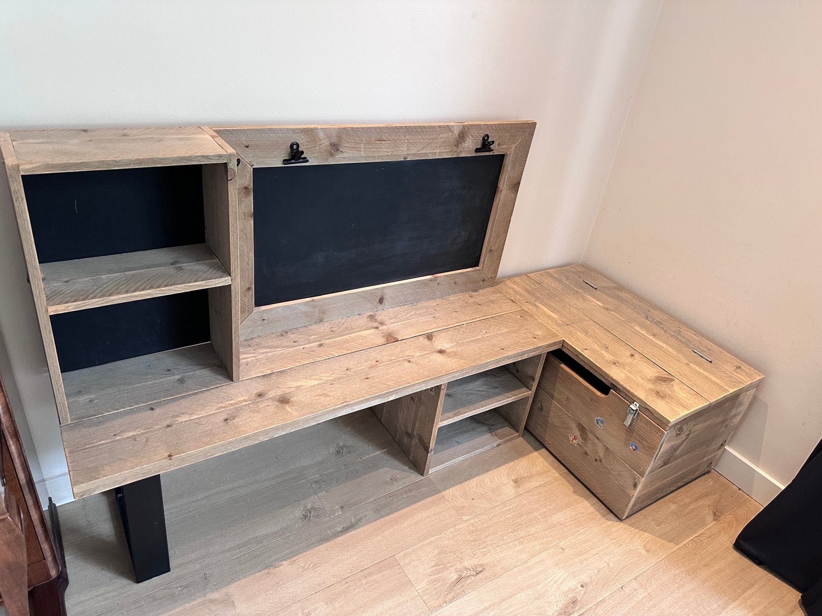 Industrieel kinderbureau van steigerhout met krijtbord, Ophalen, Zo goed als nieuw, Tafel(s)