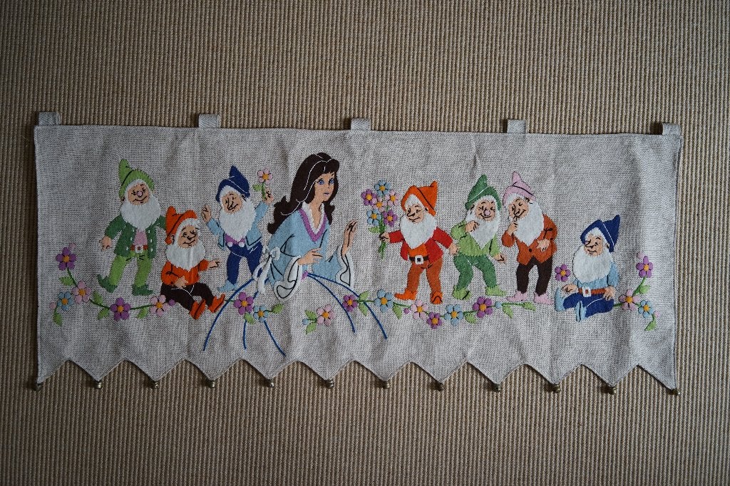 vintage wandkleed stof vilt sneeuwwitje handgemaakt deco bel, Kinderen en Baby's, Kinderkamer | Inrichting en Decoratie, Zo goed als nieuw